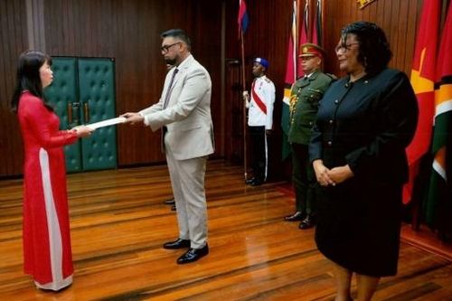 Đại sứ Phạm Thị Kim Hoa trình Thư ủy nhiệm lên Tổng thống Guyana