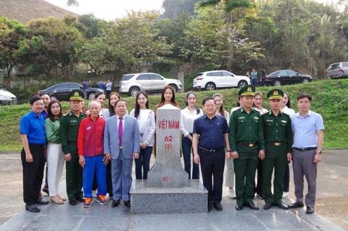 Giao lưu Ban tổ chức Tiền Phong Marathon và các Hoa hậu cùng BĐBP Lai Châu