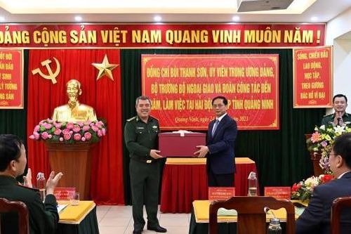 Bộ trưởng Bộ Ngoại giao thăm, làm việc với Hải đội 2, BĐBP Quảng Ninh