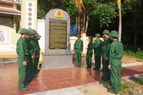 Tổ chức sinh hoạt truyền thống, hành trình về nguồn cho chiến sĩ mới