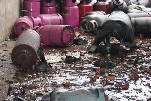 Nổ bình gas, bé 7 tuổi bị mảnh sành găm sâu vào đùi