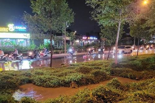 Vỡ đường ống nước, nhiều hộ dân ở TPHCM bị ảnh hưởng