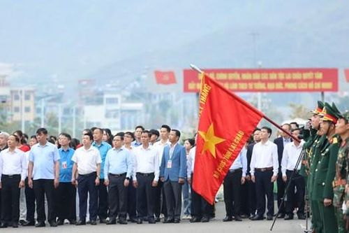 Trào dâng niềm tự hào tại Lễ thượng cờ Tiền Phong Marathon 2023