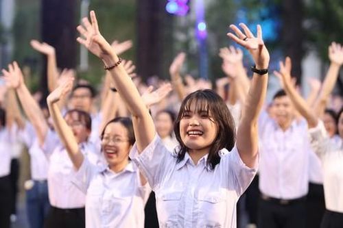 Màn đồng diễn đẹp mắt của gần 1.000 bạn trẻ TPHCM