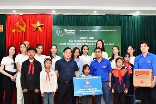 Đoàn thanh niên báo Tiền Phong tặng quà học sinh Trường dân tộc bán trú Huổi Luông