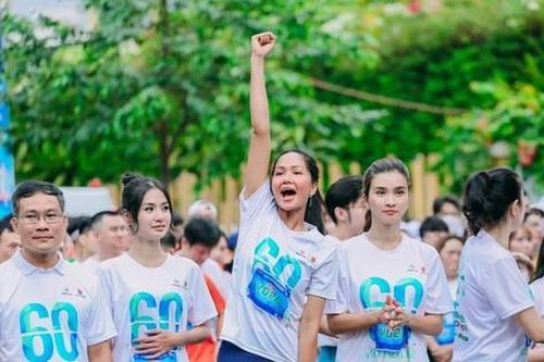 Hoa hậu H'Hen Niê cùng hàng ngàn bạn trẻ tham gia chạy bộ, hưởng ứng chiến dịch Giờ Trái đất 2023
