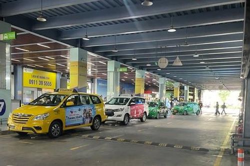 Khách đi taxi từ Tân Sơn Nhất 'cõng' thêm nhiều loại phí mới