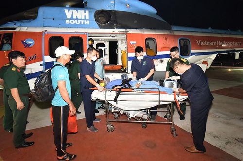 Trực thăng đưa ngư dân Trường Sa gặp nạn do lặn sâu về đất liền cấp cứu