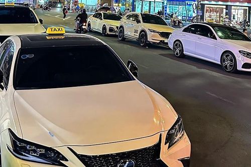 Hàng loạt xe hạng sang gắn mào taxi diễu phố gây phản cảm ở Bình Dương
