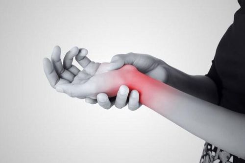 Đau, nhức mỏi cổ tay, cảnh giác với viêm khớp cổ tay