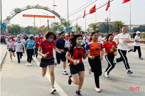 Gần 350 người tham gia 'Ngày chạy Olympic vì sức khỏe toàn dân' ở Hương Sơn