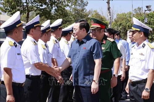Chủ tịch Quốc hội thăm, động viên cán bộ, chiến sỹ Lữ đoàn tên lửa bờ 681