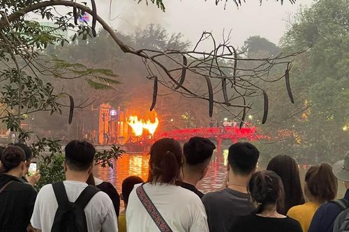 Hà Nội: Khống chế thành công ngọn lửa, không để cháy lan sang cầu Thê Húc