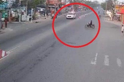 Clip: Vội vài giây, xe máy bị xe ưu tiên tông văng