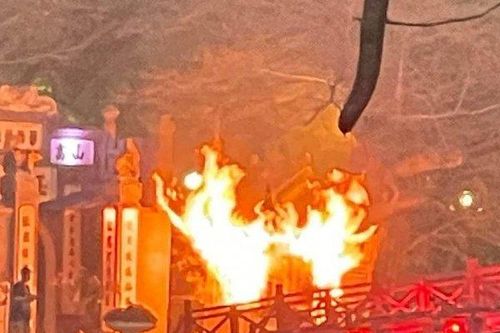 Hà Nội: Cháy lớn sát lối vào cầu Thê Húc, nhiều người hoảng sợ tháo chạy
