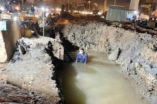 Tp. Hồ Chí Minh: Khắc phục sự cố vỡ ống cấp nước trên đường Phạm Văn Đồng