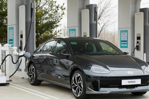 Hyundai trình làng robot sạc giúp người lái không cần ra khỏi xe