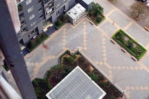 Nghe tiếng động mạnh dưới khu vực sân chơi tòa nhà, người dân chạy đến xem liền phát hiện cảnh kinh hoàng