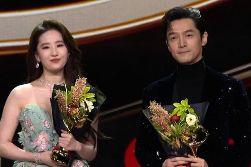 Chính thức: King và Queen Đêm hội Weibo 2022 gọi tên Hồ Ca và Lưu Diệc Phi