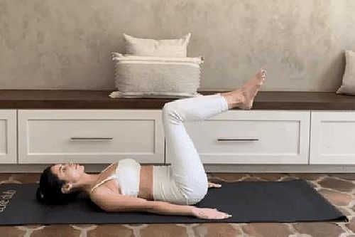 15 phút tập Pilates giúp cơ bụng và mông săn chắc, không cần đến thiết bị