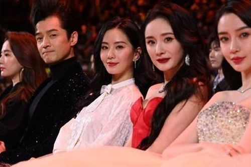 Khung hình gây bão nhất Đêm hội Weibo 2023: Lưu Diệc Phi - Hồ Ca khiến người hâm mộ bồi hồi khó tả