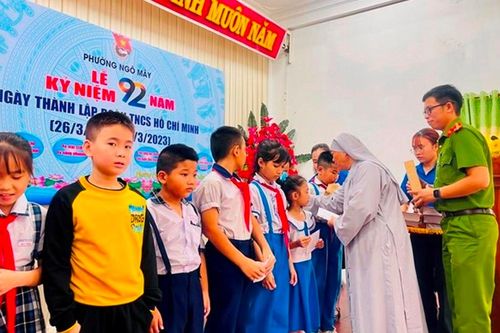 Ban Từ thiện xã hội Phật giáo TP.Quy Nhơn trao 30 học bổng 'tiếp sức đến trường'