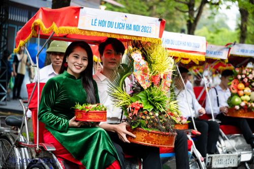 Tái hiện lễ cưới những năm 1980-1990 trên đường phố Hà Nội