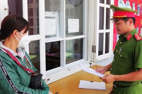 Dùng hung khí 'xử' nhau khi bán hàng rong, 9 người bị bắt tạm giam