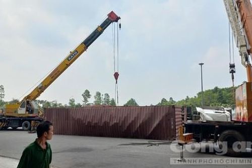 Tiếp tục xảy ra lật xe container ở 'điểm đen' vòng xoay trong KCN Mỹ Phước 3