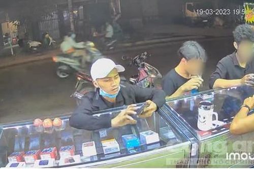 Bắt thanh niên hỏi mua điện thoại rồi giật chạy luôn