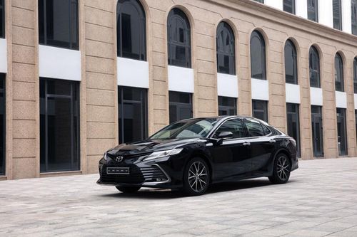 Soi giá xe Toyota Camry tại Việt Nam