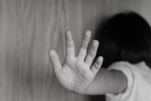 Nữ sinh lớp 5 bị chồng của cô giáo chủ nhiệm dâm ô