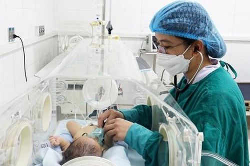 Vừa chào đời bị suy hô hấp nặng, trẻ sơ sinh được bác sĩ cứu sống