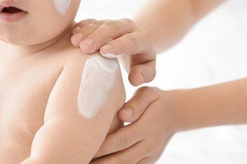 Lạm dụng thuốc chứa corticoid chữa bệnh ngoài da ở trẻ có thể gây teo da, tăng nguy cơ nhiễm khuẩn