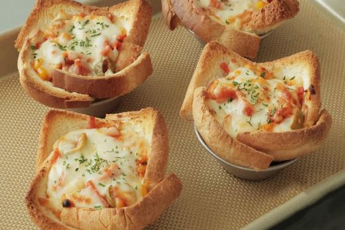 Biến tấu pizza hấp dẫn trên bánh mì lát