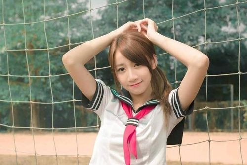 Sự hà khắc với nữ sinh nhuộm tóc