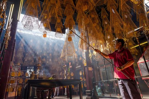 Hàng trăm vòng nhang 'không bao giờ tắt' trong ngôi chùa cổ miền Tây