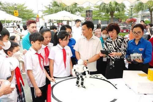 Nhiều hoạt động ý nghĩa trong Ngày đoàn viên của thanh niên quận Long Biên