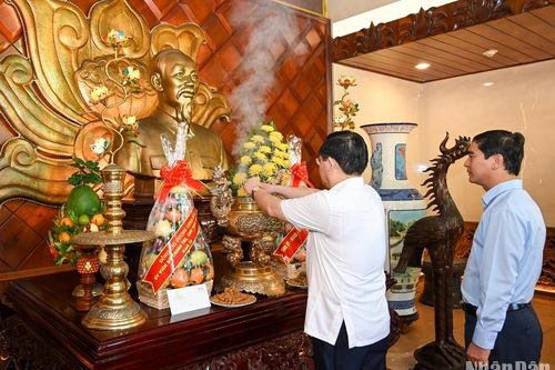 Chủ tịch Quốc hội dâng hương tưởng niệm Chủ tịch Hồ Chí Minh và thăm trường Dục Thanh