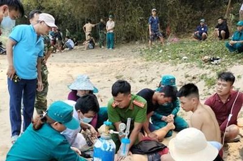 Nỗ lực cứu người đuối nước tại sông Trà Bồng