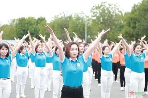 Hơn 1.000 phụ nữ tham gia đồng diễn dân vũ