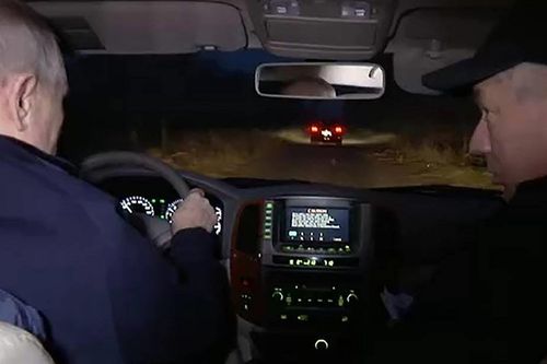 Vì sao Tổng thống Nga Putin không thắt dây an toàn khi lái ô tô ở Mariupol?