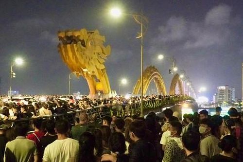 Cầu Rồng thu hút đông đảo người dân vào thời khắc Giờ trái đất