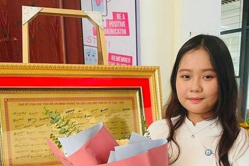 Thành tích 'khủng' của hai nữ sinh Trường Chuyên Hà Nội Amsterdam được kết nạp Đảng