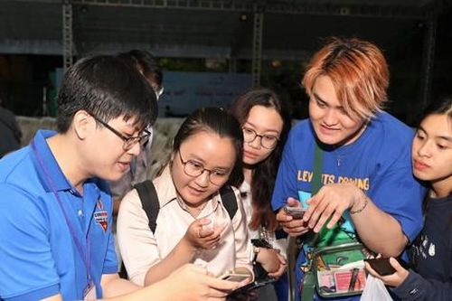 Bạn trẻ TPHCM sôi nổi tham gia sự kiện Giờ Trái đất 2023
