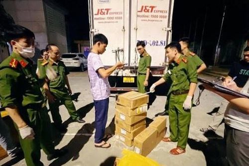 Phát hiện hơn 1 nghìn chai mỹ phẩm lậu trên xe chuyển phát nhanh