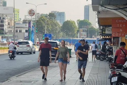 TP.HCM nên có thêm nhiều nơi được lắp mái che như vỉa hè đường Lê Lợi