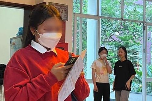 Thi tranh suất đại học sớm: Nữ sinh bật khóc nức nở giữa sân trường