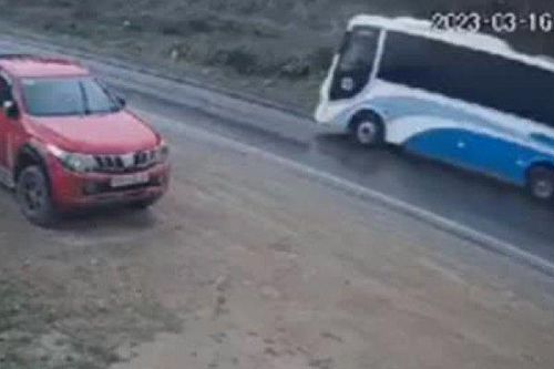 Clip: Drift ở tốc độ cao tránh đối đầu xe tải, ô tô lật, lộn nhiều vòng