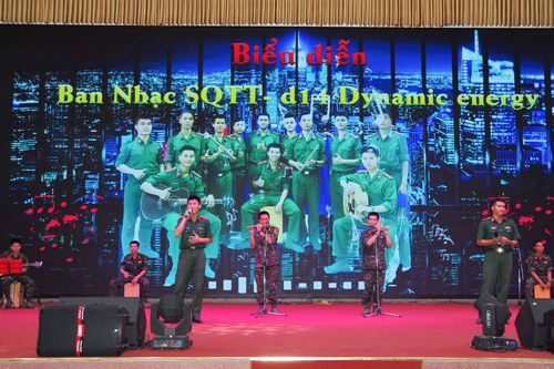 Trường Sĩ quan Thông tin tổ chức liên hoan ban nhạc và nhóm nhảy
